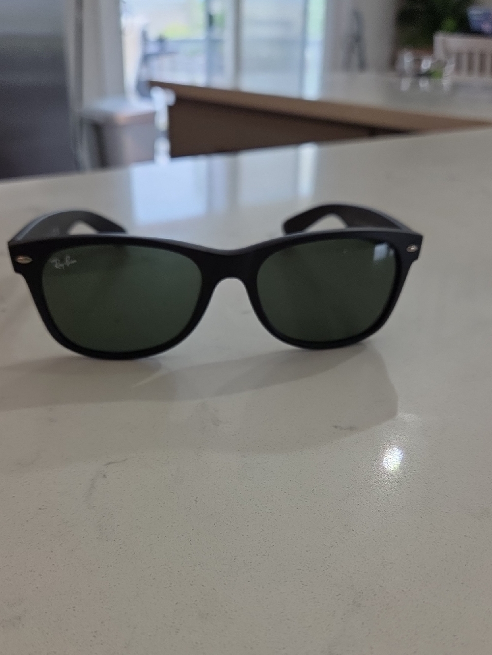Ray-Ban Classic Black Frame Sunglasses with Green Lenses RB 2132